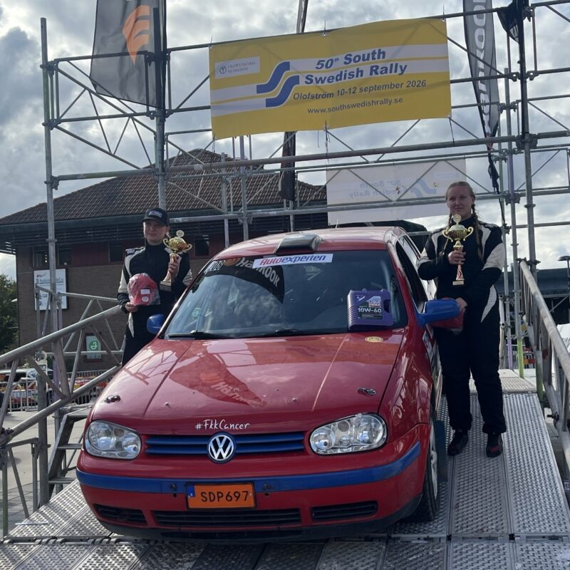 För att vinna måste man komma i mål, det visade GrE-åkande Linnea Winkvist och Maja Björnell med eftertryck i South Swedish Rally. Foto: VOC Autoexperten RLY - Roger Fransson
